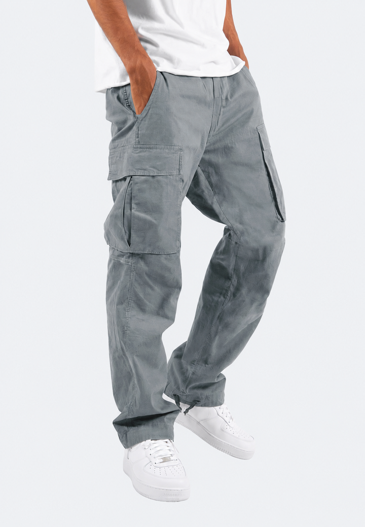 Look printanier/automnal: Pantalon cargo homme ample, décontracté. Idéal pour un style urbain moderne et confortable.