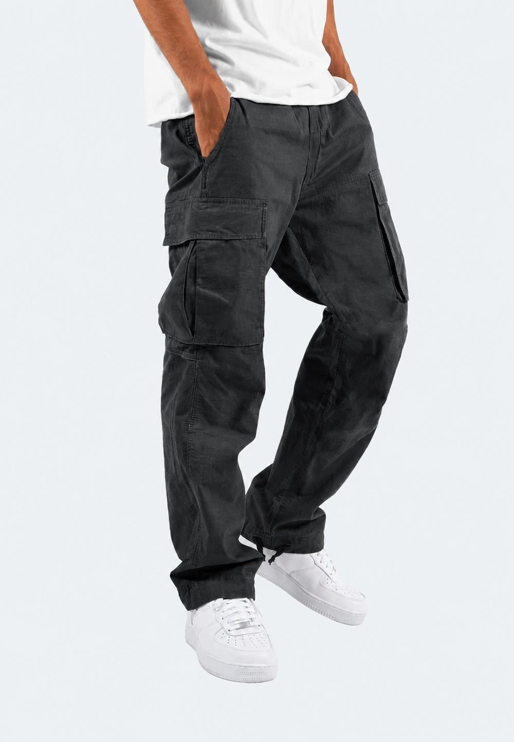 Pantalon cargo homme ample avec poches latérales multiples. Coupe décontractée, taille ajustable, parfait pour le confort urbain.