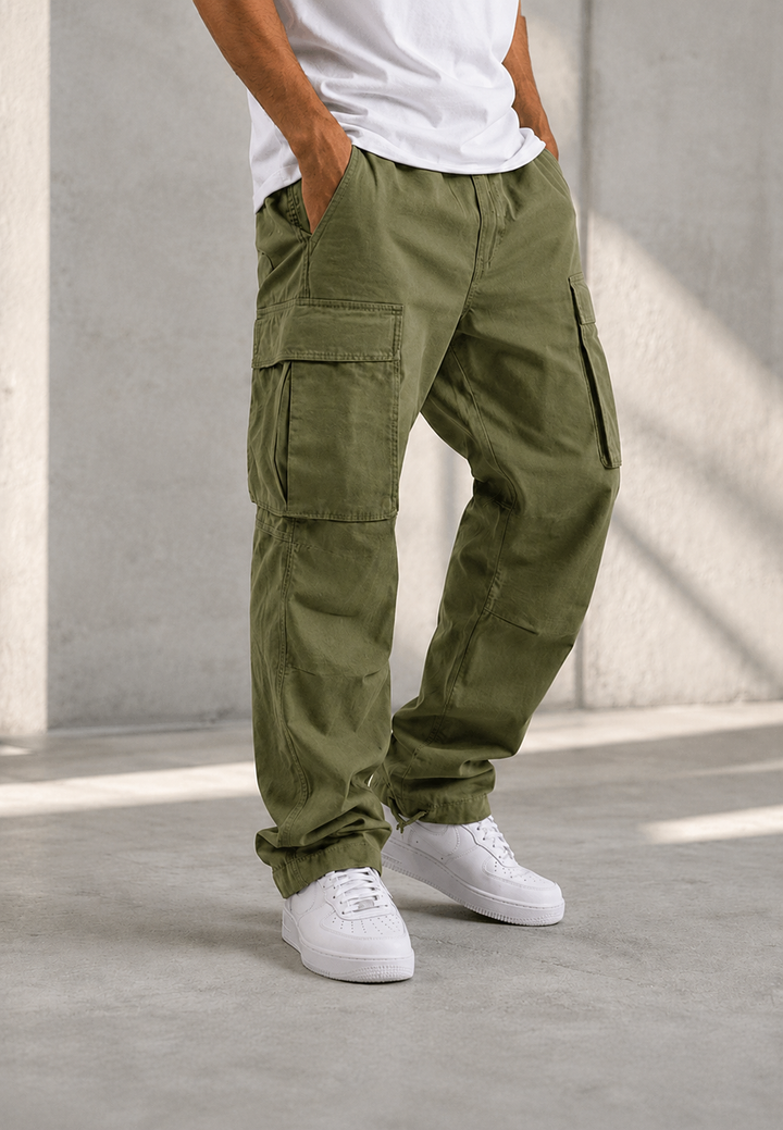 Pantalon cargo ample pour homme, style streetwear urbain décontracté. Confort et poches pratiques, idéal mode masculine.