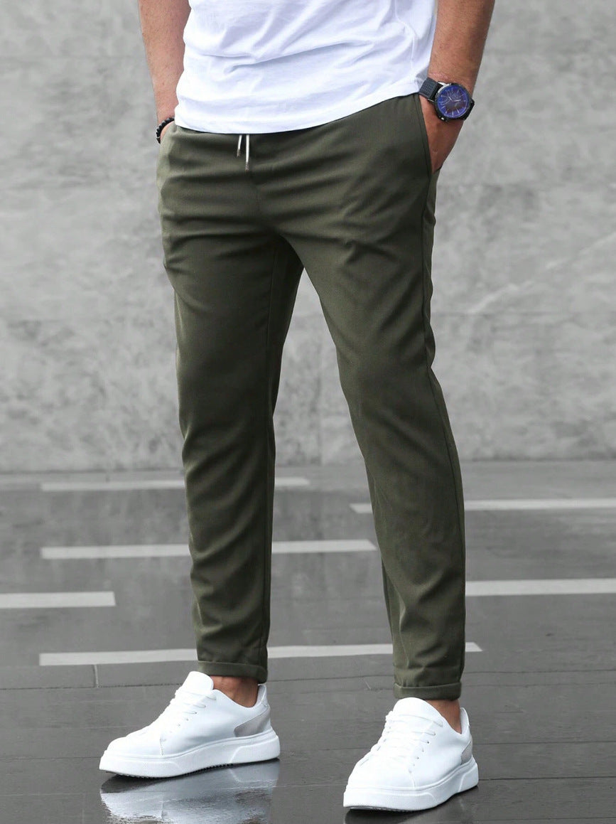 Gros plan sur la texture respirante d'un pantalon chino homme polyvalent, alliant mode et confort.