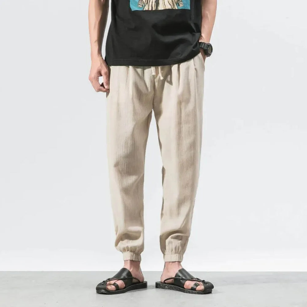 Pantalon casual homme beige, décontracté et respirant, parfait confort quotidien. Vêtement d'été avec poches.