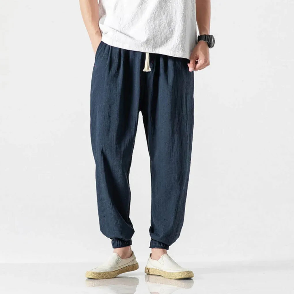 Pantalon d'été homme bleu foncé, léger et respirant. Idéal pour le confort estival, taille élastique.