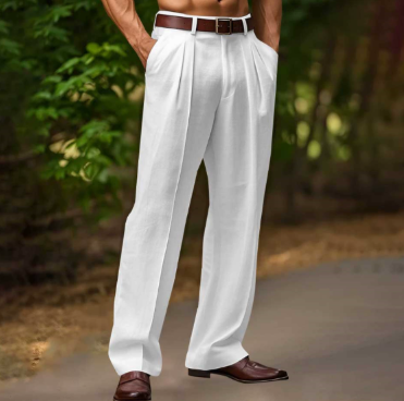 Pantalon homme décontracté élégant gris clair. Parfait pour un look estival mode masculine, confortable en terrasse.
