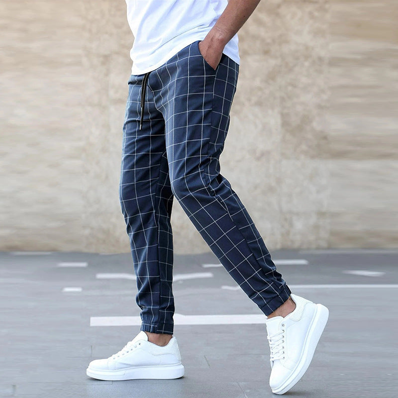 Mode masculine : pantalon jogging chic homme à motifs carreaux, alliant confort et tendance urbaine.