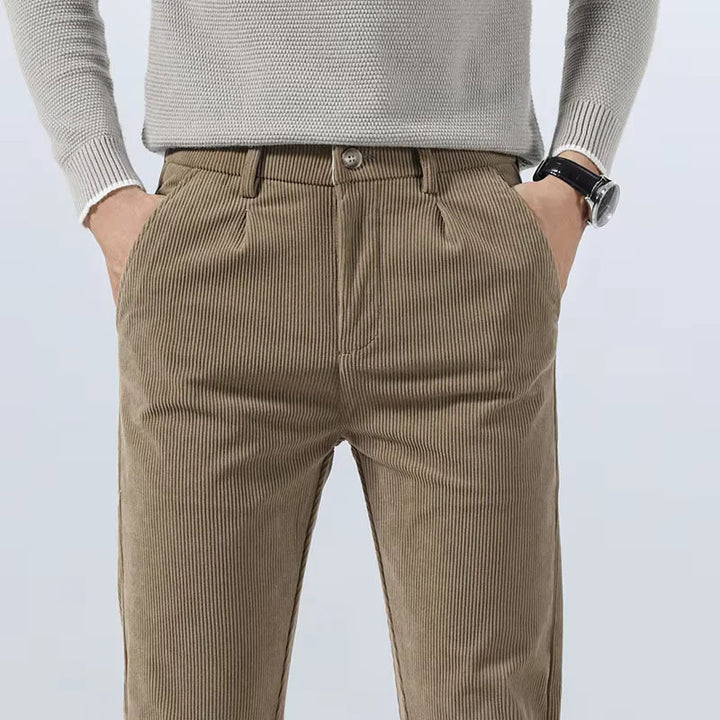 Pantalon homme velours côtelé confortable, coupe droite, idéal pour les saisons froides automne-hiver.
