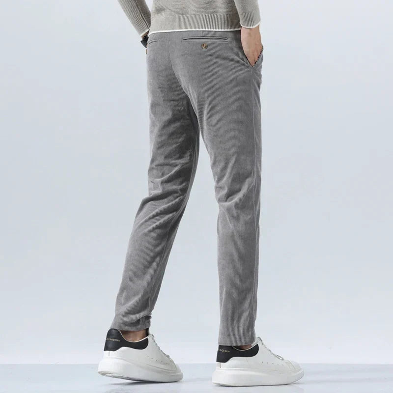 Pantalon homme velours côtelé coupe droite, idéal pour le bureau et les occasions décontractées chic.