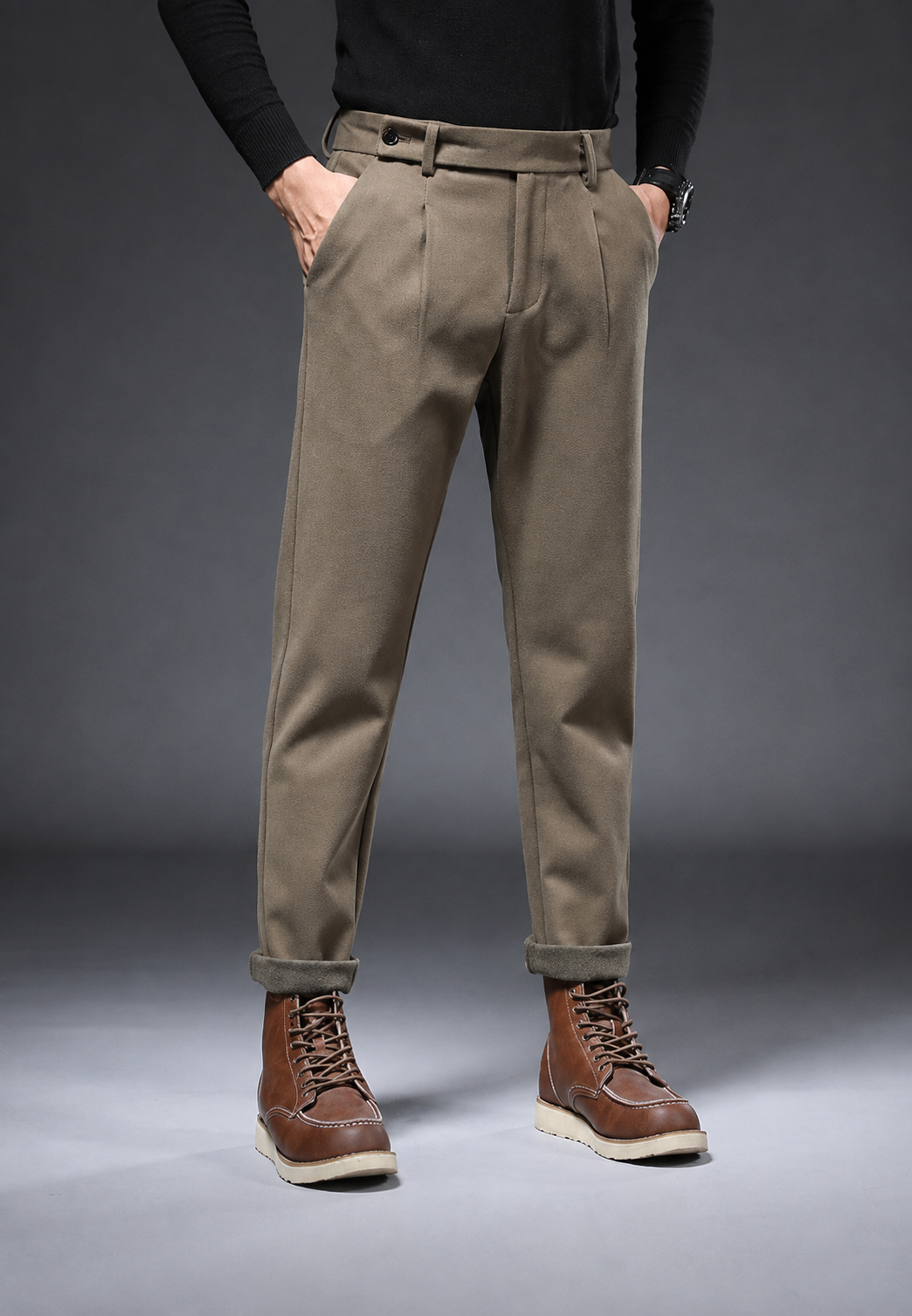 Pantalon homme habillé pour automne/hiver. Style moderne à pinces, idéal pour l'élégance quotidienne.