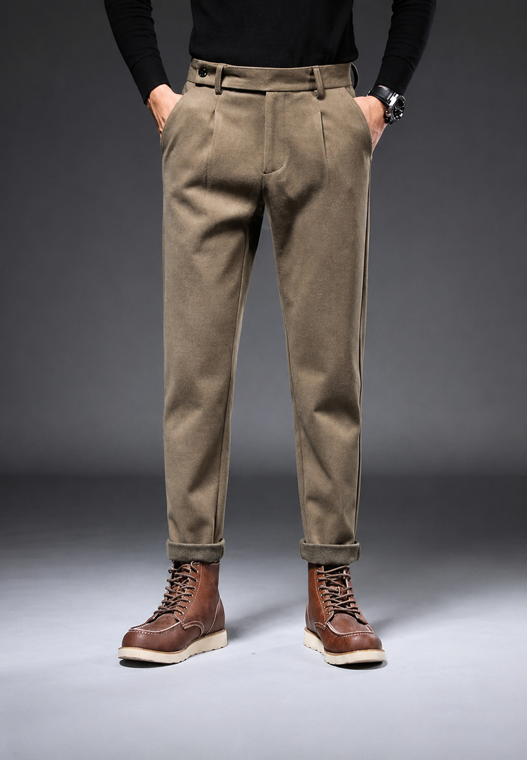 Pantalon homme à pinces, couleur unie, pour un look de bureau élégant. Confort et coupe moderne assurés.