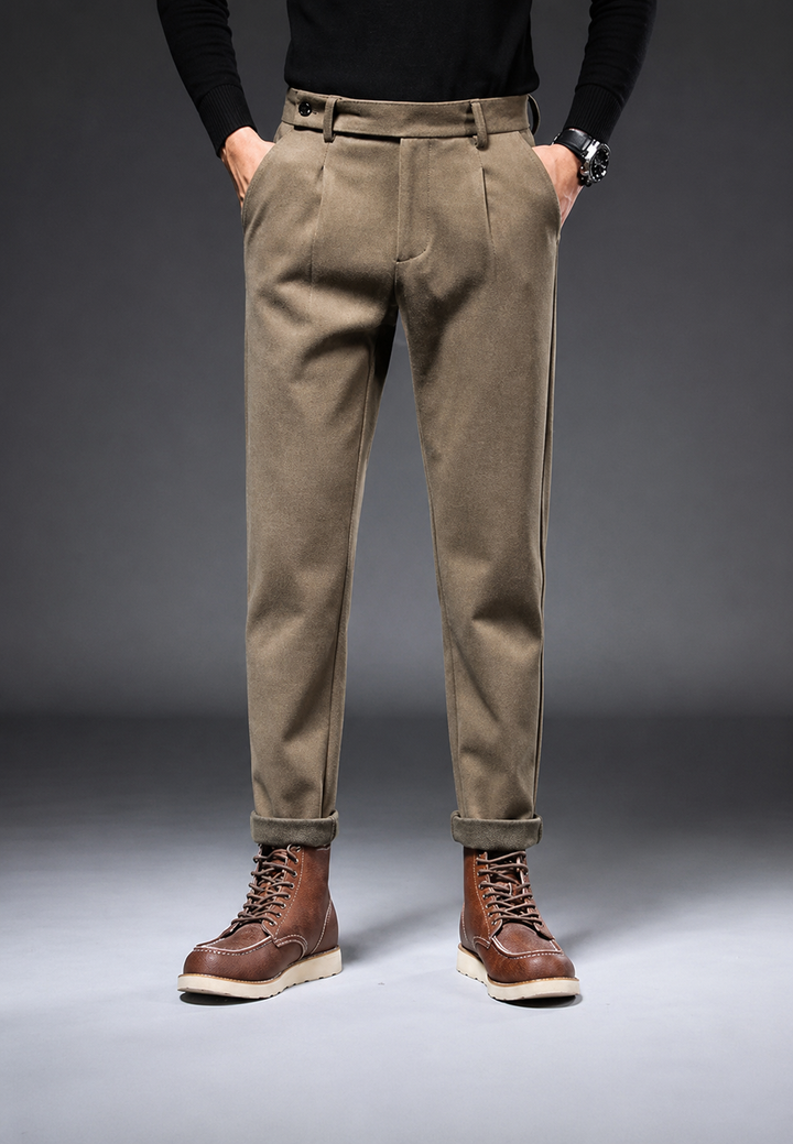 Pantalon homme à pinces, couleur unie, pour un look de bureau élégant. Confort et coupe moderne assurés.