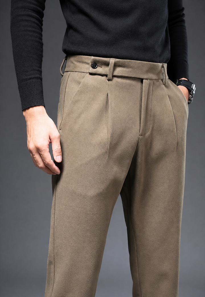 Pantalon homme confortable et effilé, avec pinces. Parfait pour un style moderne en ville ou au bureau.