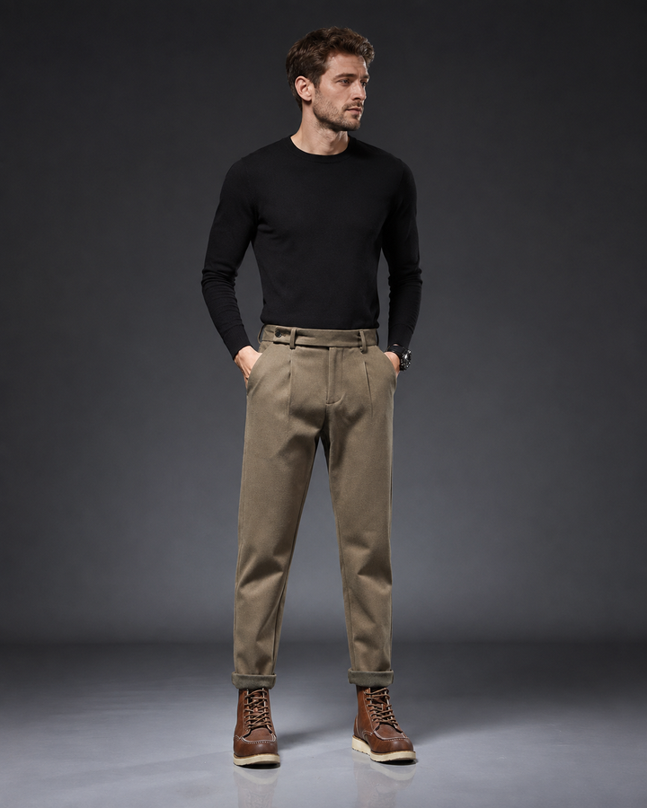 Pantalon homme élégant à pinces, coupe droite. Confort moderne pour bureau ou look casual.