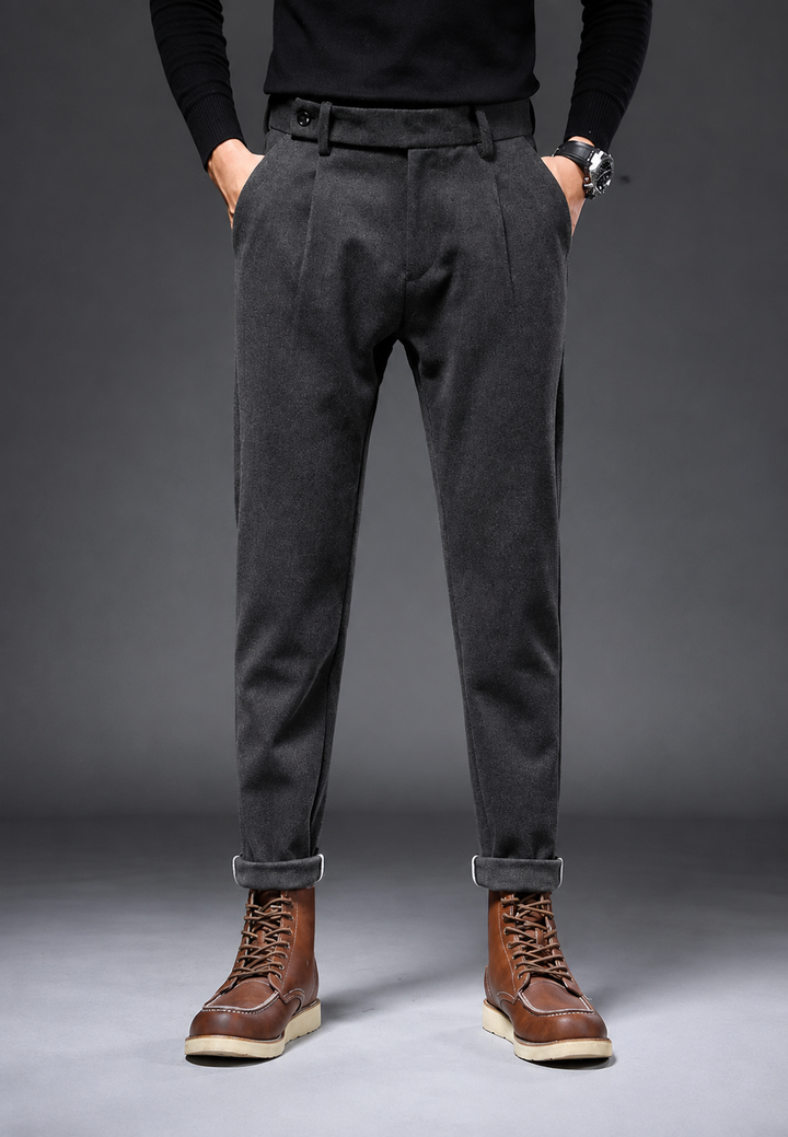 Pantalon homme à pinces pour automne/hiver. Un vêtement alliant élégance, confort et style moderne.