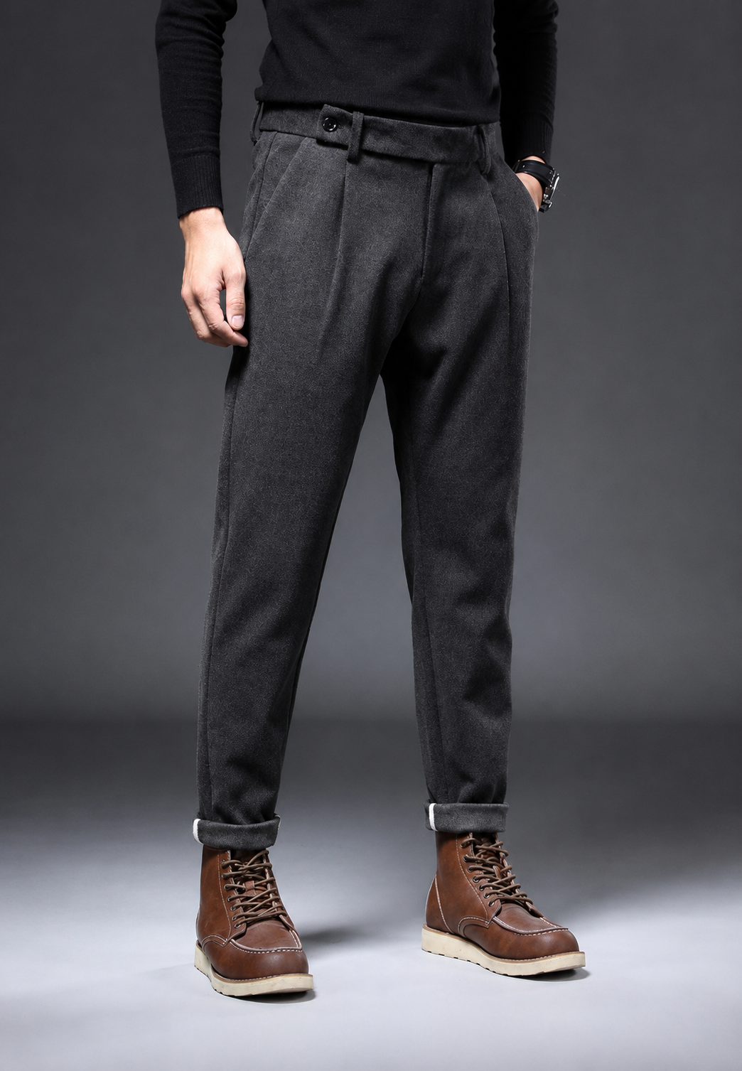 Pantalon de bureau pour homme, à pinces, avec une coupe moderne. Idéal pour un look habillé et confortable.