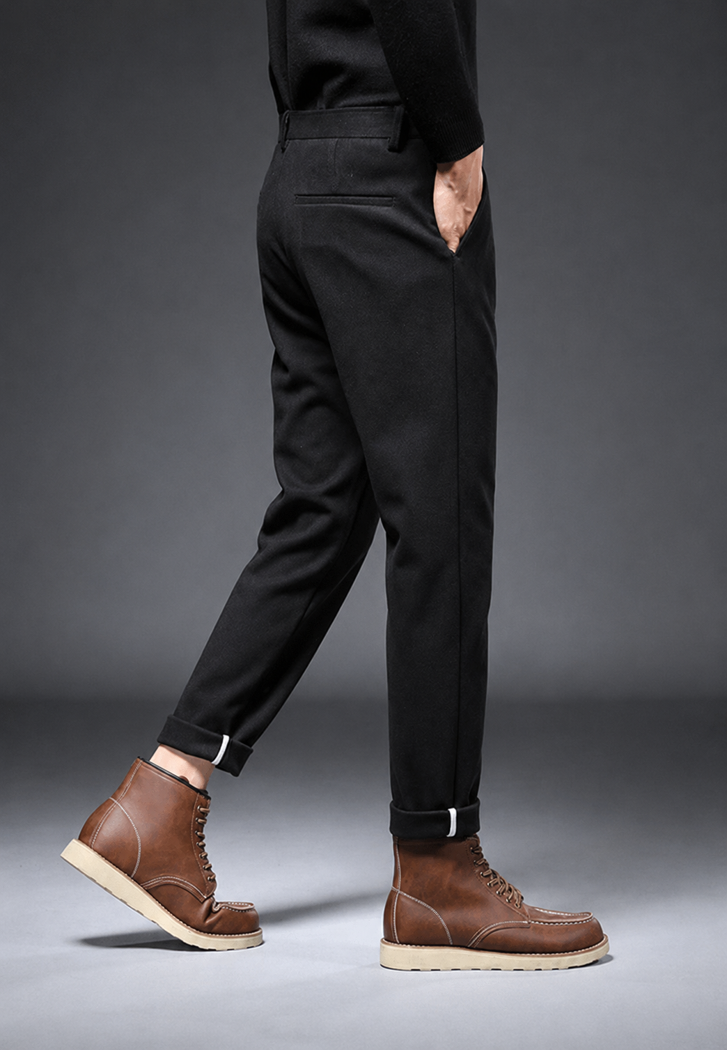Pantalon homme à pinces coupe droite. Un vêtement chic et confortable pour une élégance sans effort au quotidien.