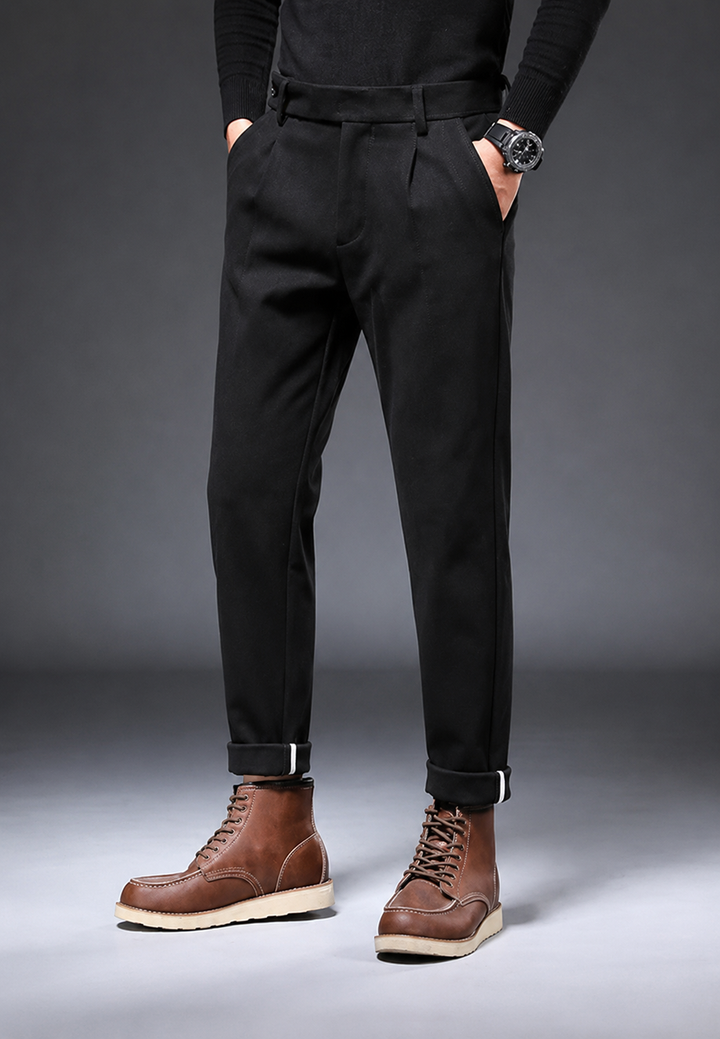Pantalon homme polyvalent à pinces, coupe droite. Idéal pour un look élégant automne/hiver, habillé ou casual.