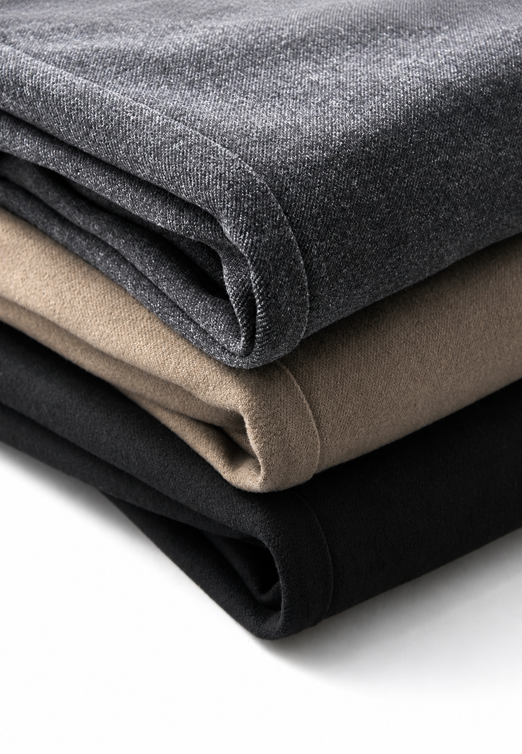 Pantalon homme effilé et élégant à pinces. Parfait pour un look moderne et stylé, du bureau au casual.