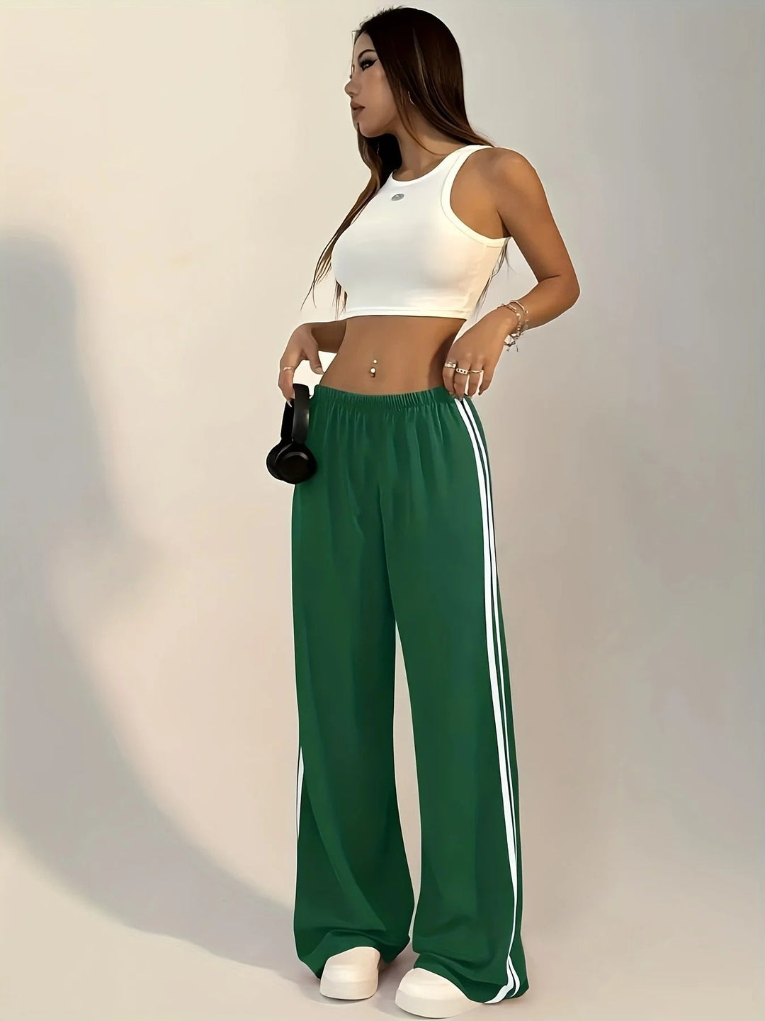 Pantalon de survêtement large femme gris, coupe ample et décontractée pour confort et style sportif.