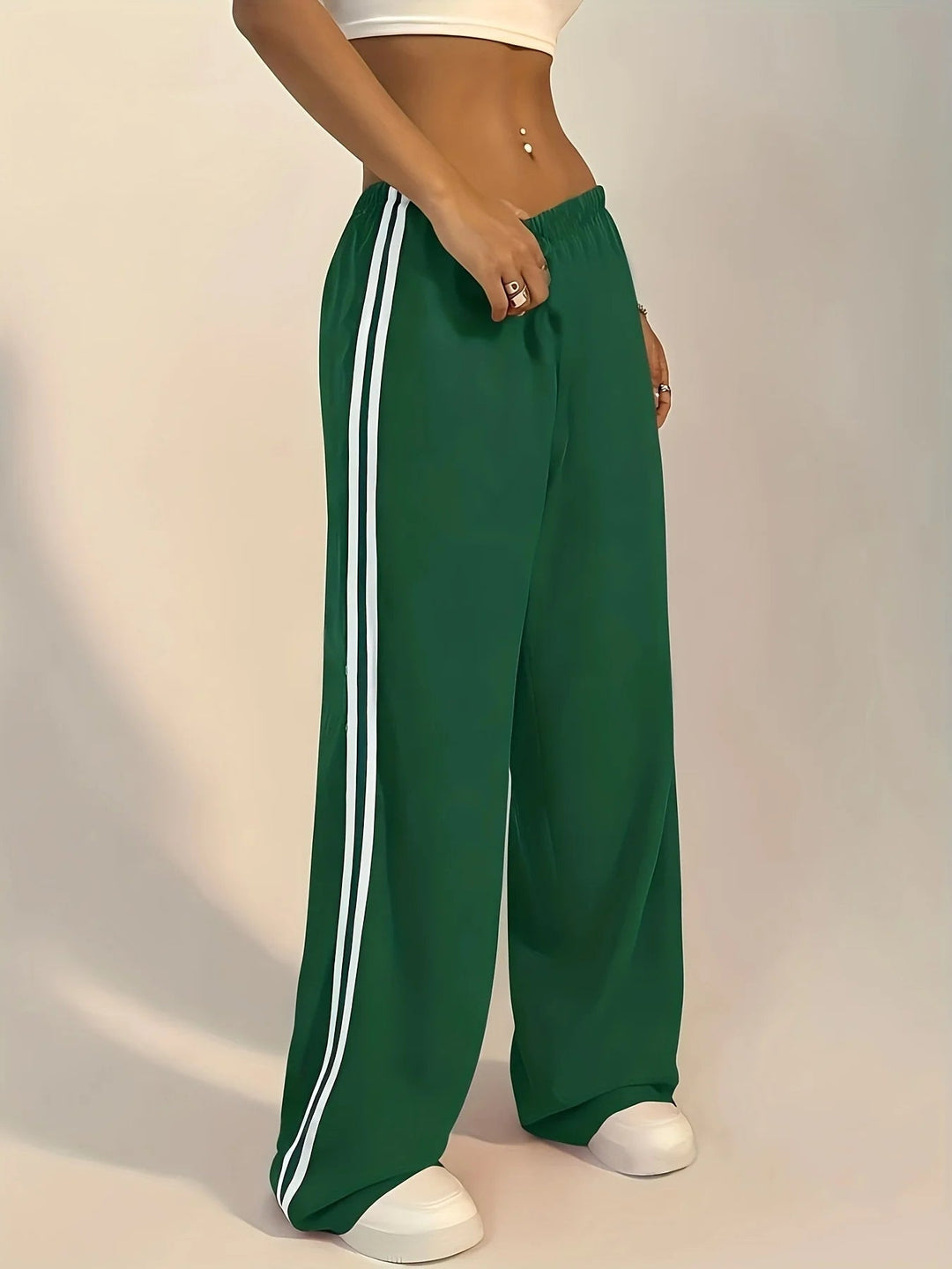 Femme portant un pantalon de survêtement ample et confortable, parfait pour le sport ou la mode décontractée.