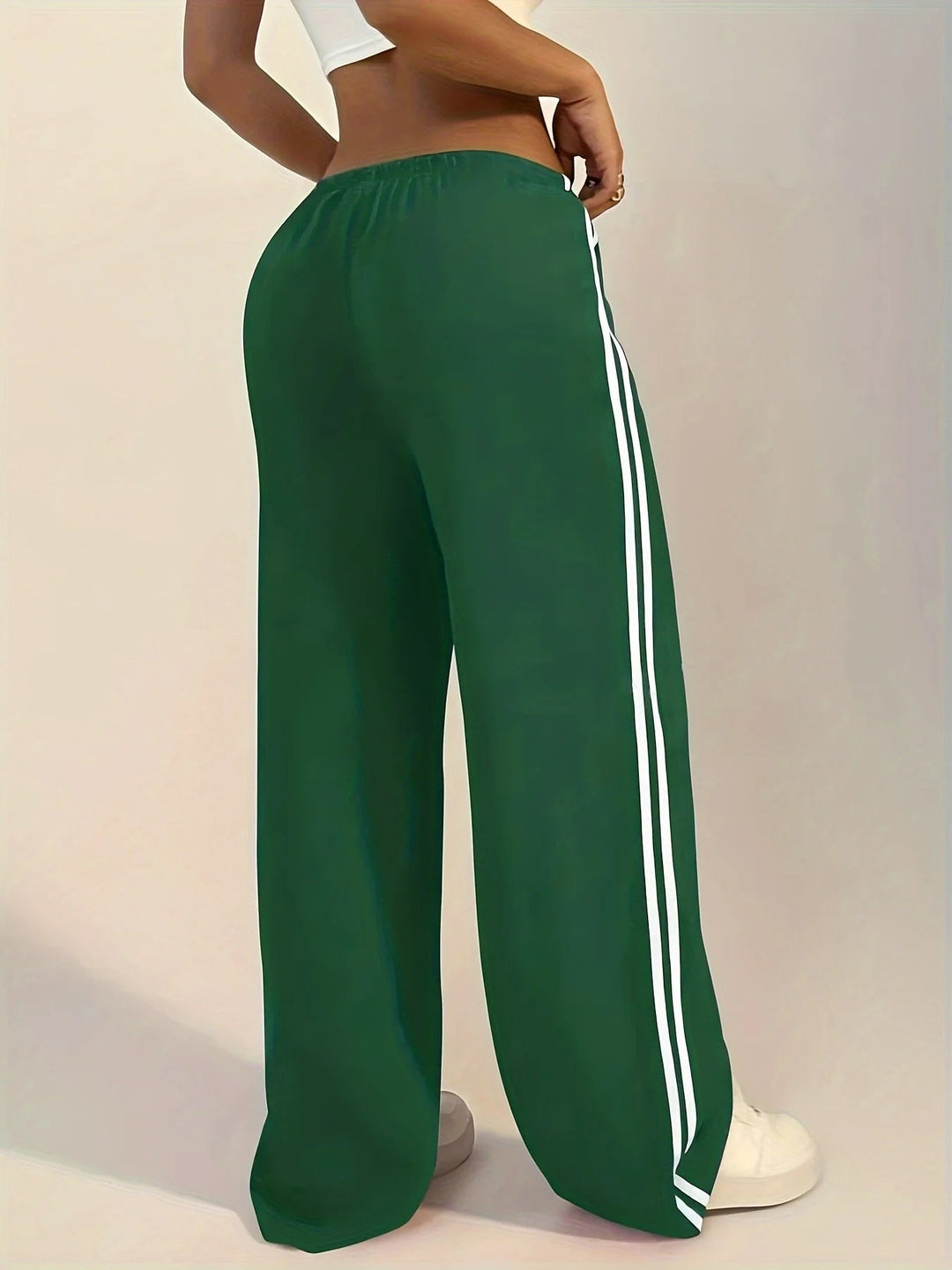 Pantalon de survêtement femme doux, coupe large pour une liberté de mouvement et un style sportif moderne.