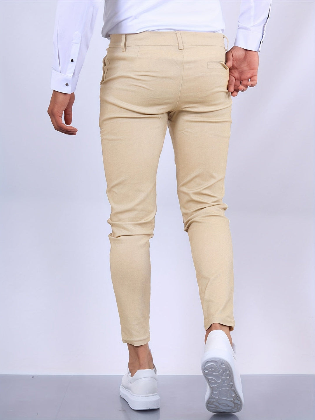 Vêtement homme moderne : pantalon chino slim fit stretch beige. Confort optimal et style polyvalent pour toute occasion.