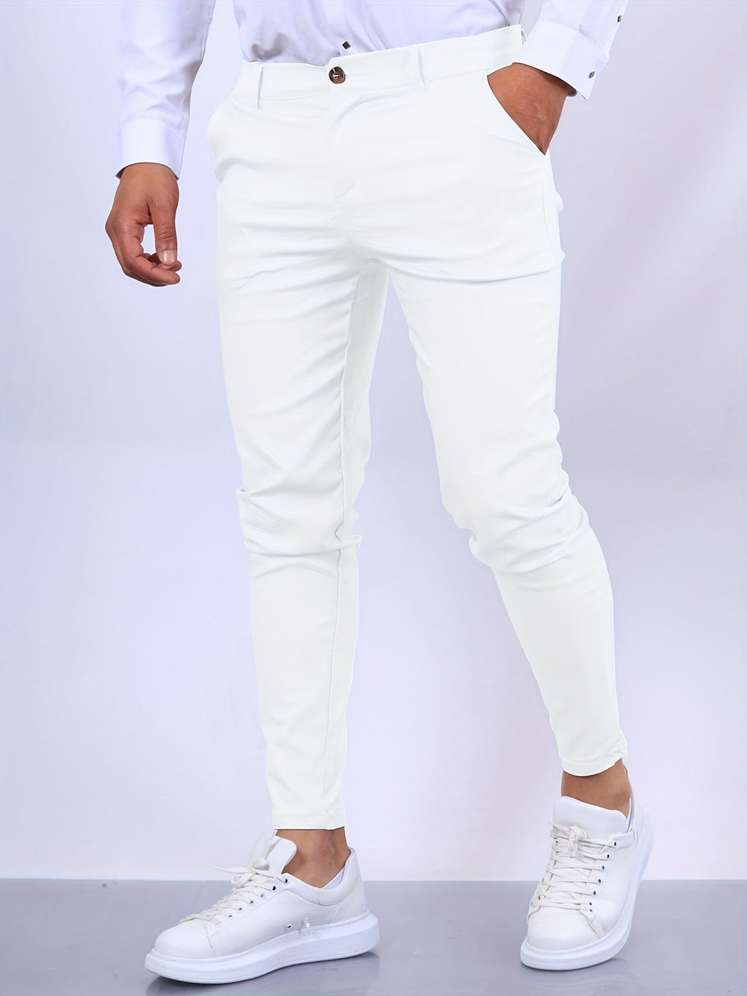 Pantalon chino homme confortable, coupe slim stretch pour un look moderne et décontracté. Un must-have mode homme.
