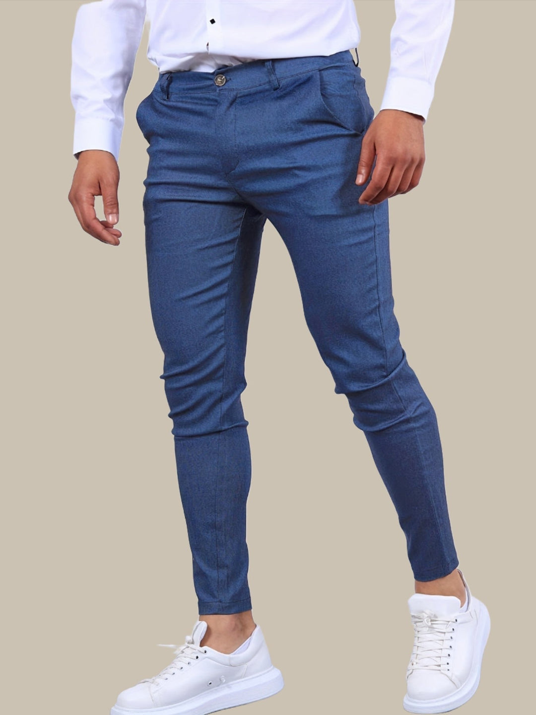 Modèle de pantalon chino homme vert, coupe slim et tissu stretch. Un essentiel de la mode masculine, confortable et stylé.