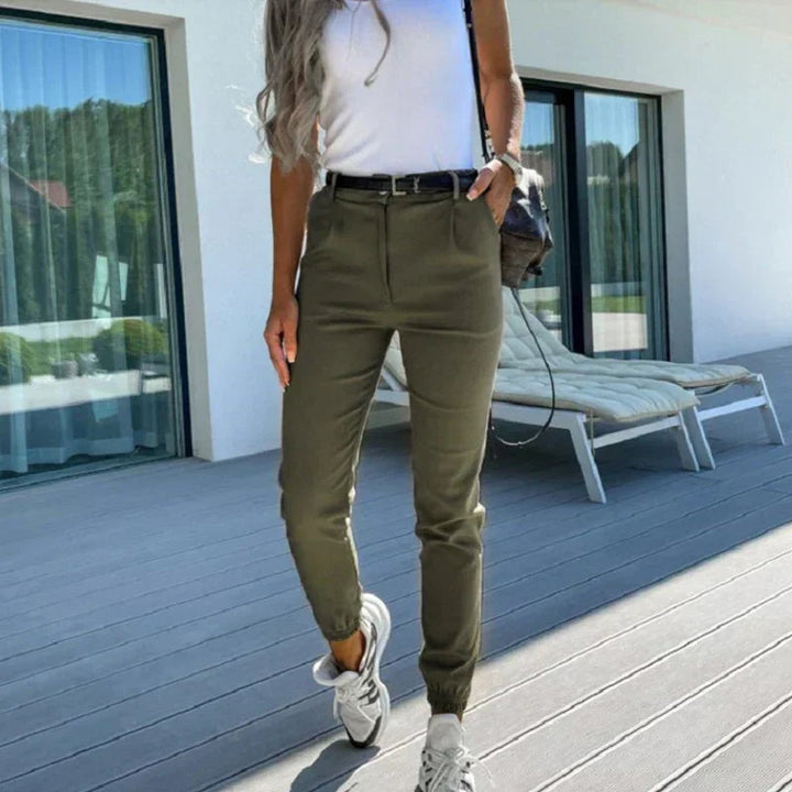 Pantalon jogger femme taille haute plissé, design moderne pour un confort chic et une allure élégante.