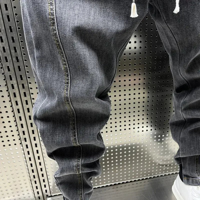 Gros plan pantalon jogger homme Jiro, texture effet denim et tissu stretch, confort et allure urbaine.