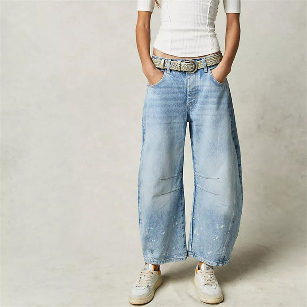 Pantalon denim ample femme, idéal pour un look décontracté chic de printemps.
