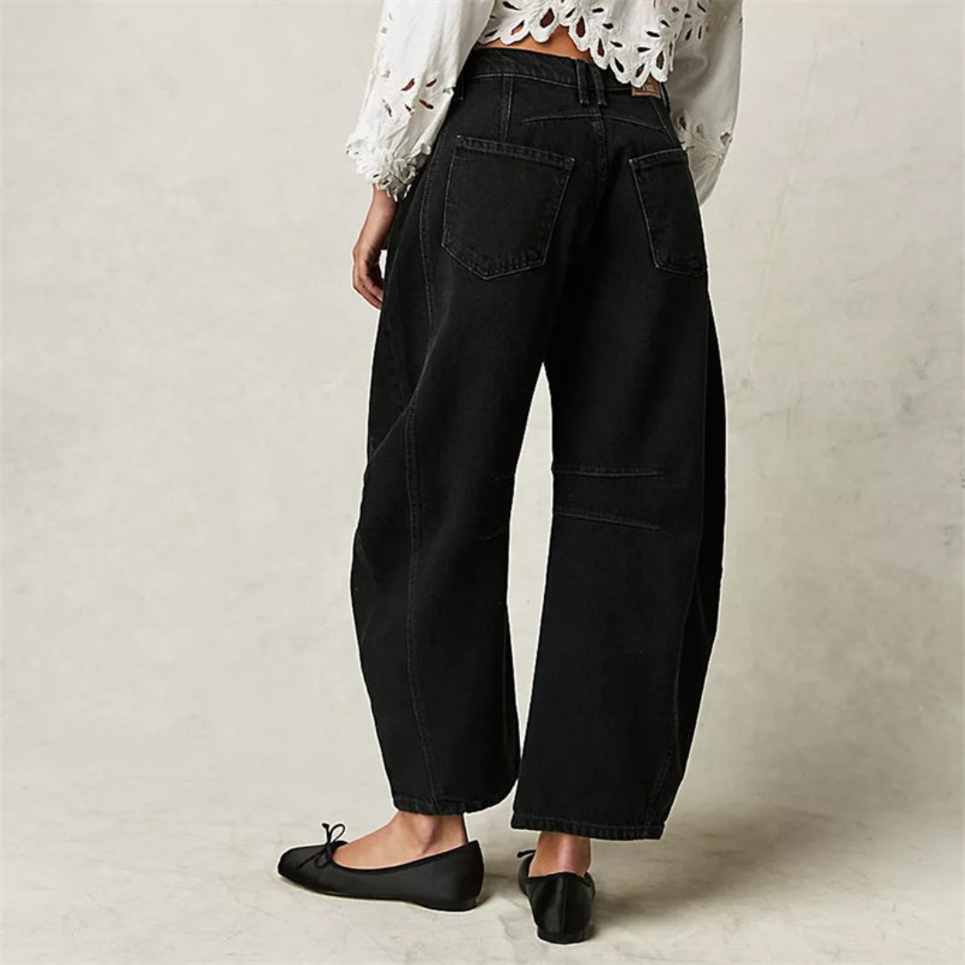 Vue arrière d'un pantalon large en denim pour femme, coupe ample et moderne.