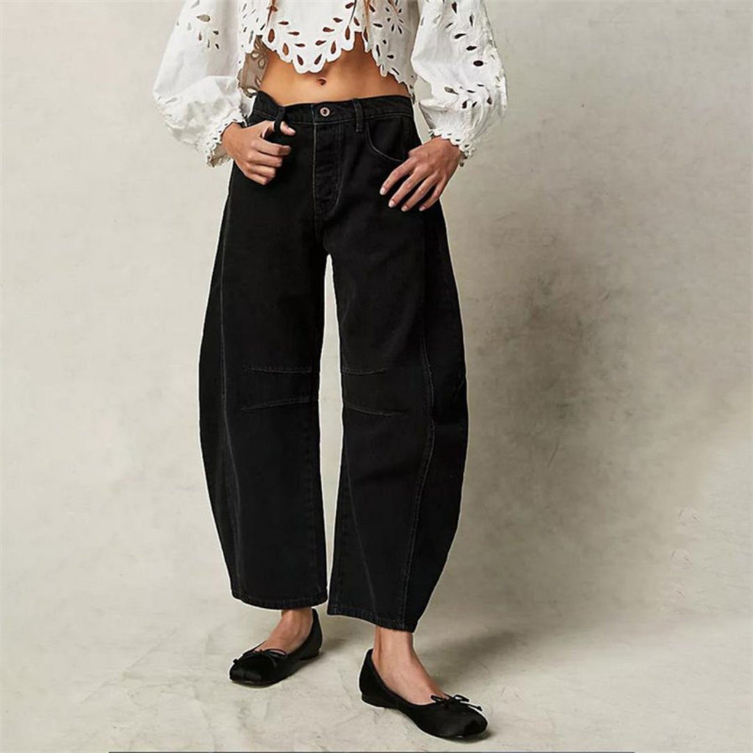 Silhouette d'une femme portant un pantalon large en denim, élégance décontractée.