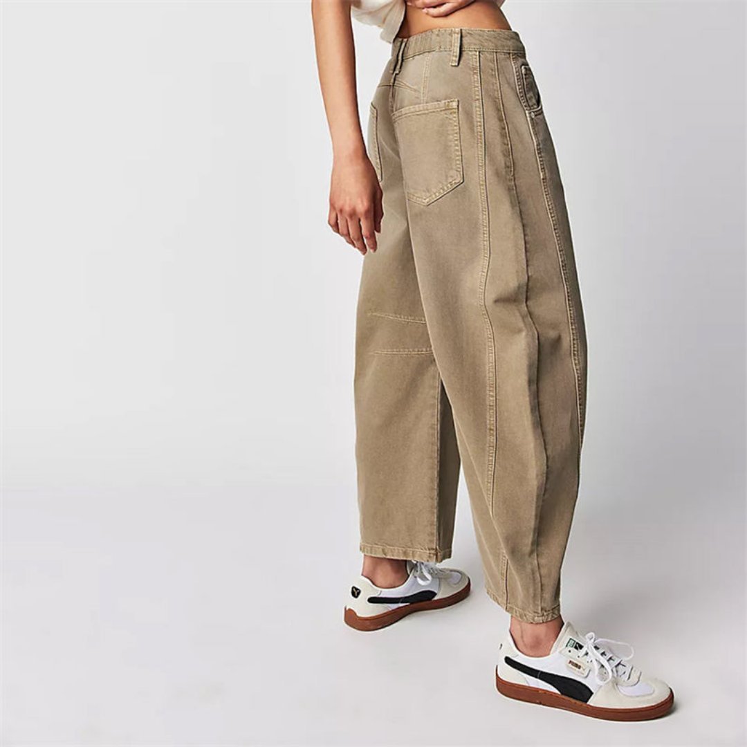 Vue latérale d'une femme en pantalon large denim, style décontracté et printanier.