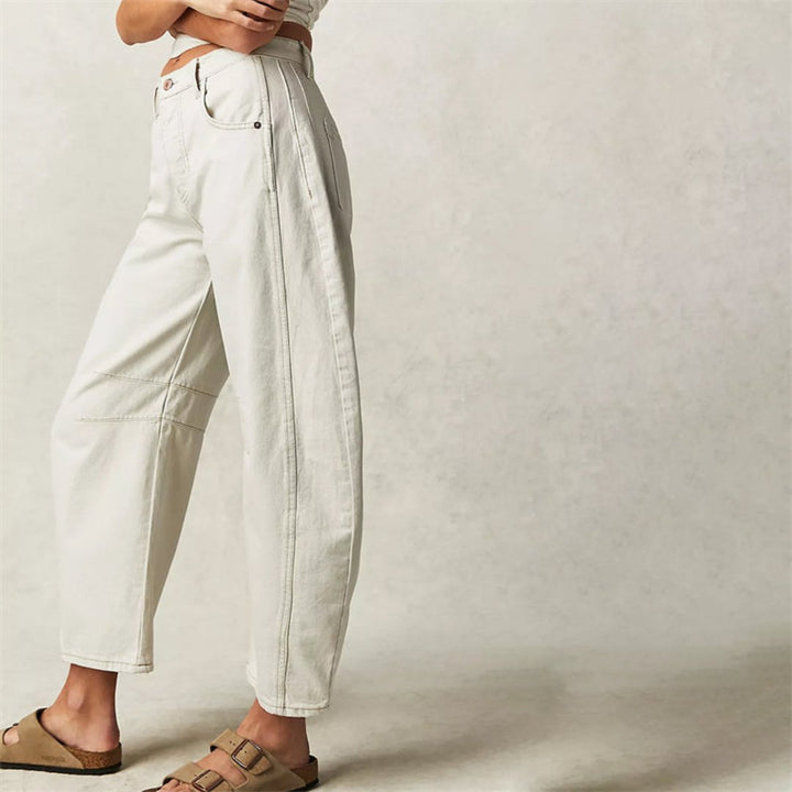 Vue de près d'un pantalon large en denim femme, détails de couture et texture jean.