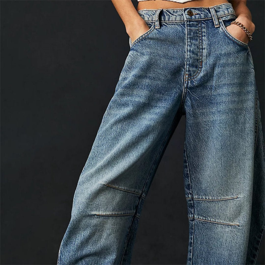Détail du tissu denim sur un pantalon large femme, texture douce et confortable.