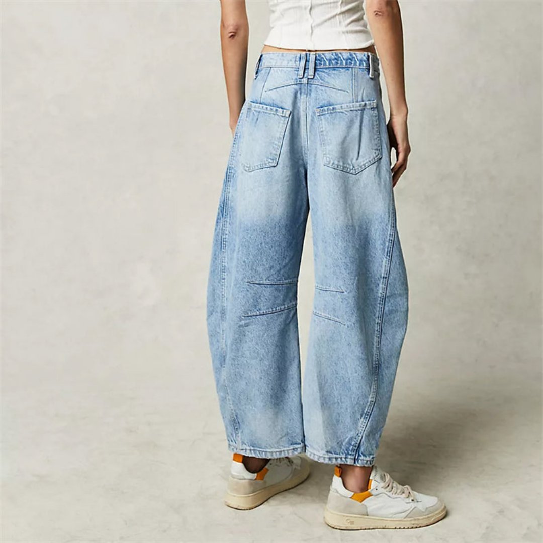 Pantalon en denim taille haute à jambe large pour femme, confort et style moderne.