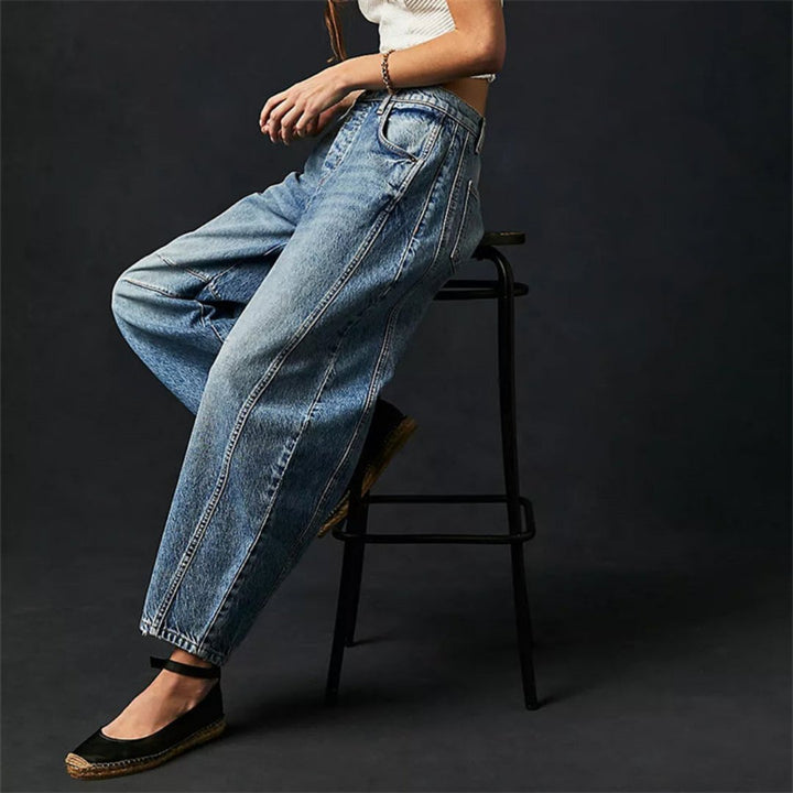 Pantalon large femme en jean bleu, mode décontractée et tendance pour le printemps.