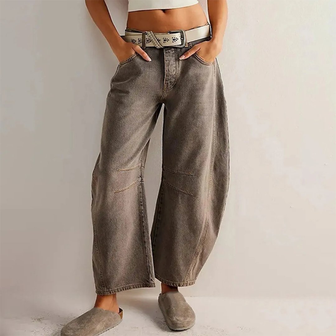 Pantalon large femme style ample en denim, parfait pour un confort printanier quotidien.