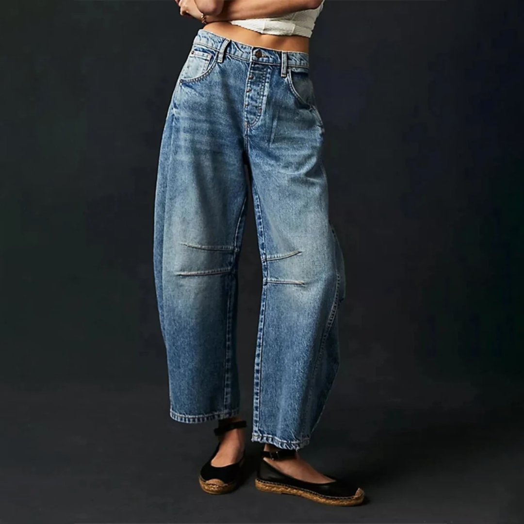 Look printanier : femme en pantalon denim large et décontracté, très confortable.