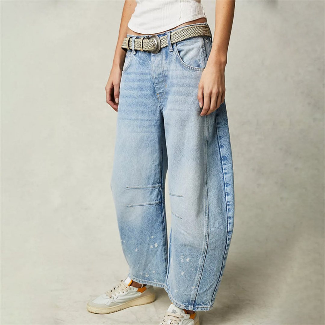 Femme portant un pantalon large en jean, parfait pour la mode printanière polyvalente.