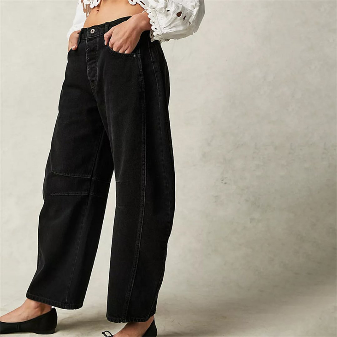 Pantalon denim large femme, idéal pour les sorties printanières avec style et confort.