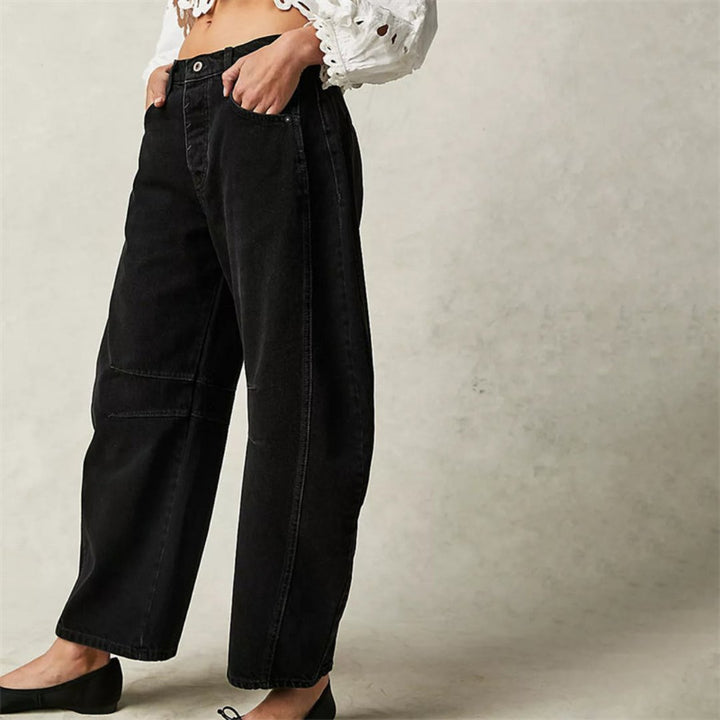 Pantalon denim large femme, idéal pour les sorties printanières avec style et confort.