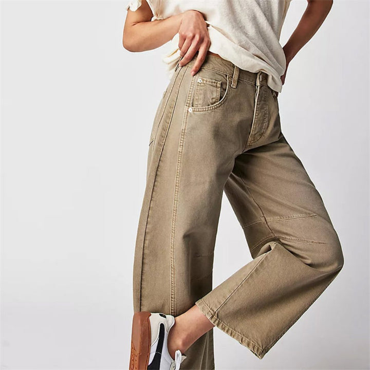 Pantalon jean large femme, coupe confortable mi-mollet, mode printanière décontractée.