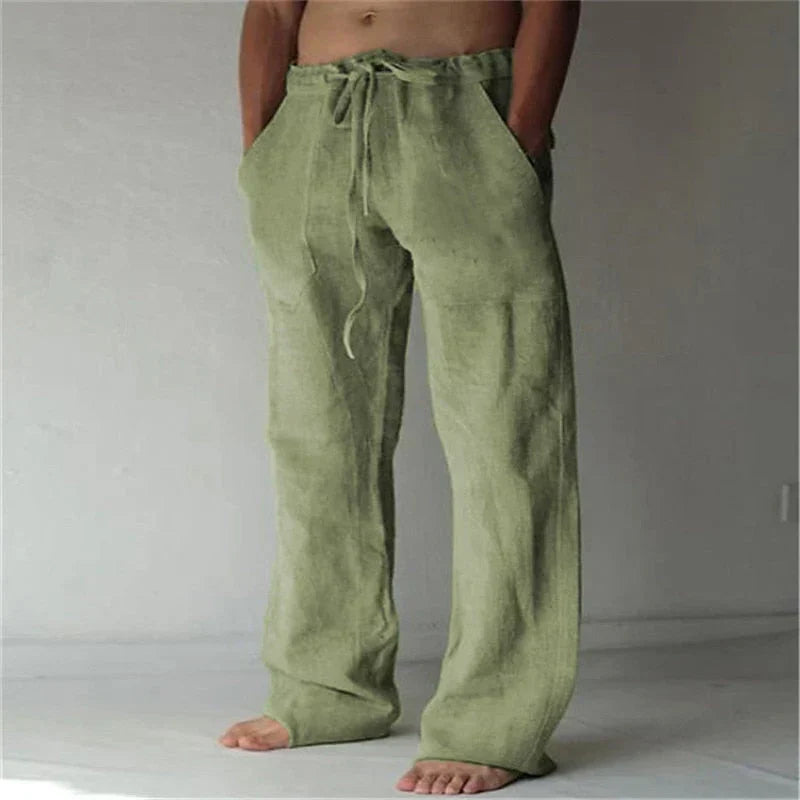 Pantalon homme fluide décontracté, parfait pour un look streetwear moderne ou une tenue quotidienne confortable.