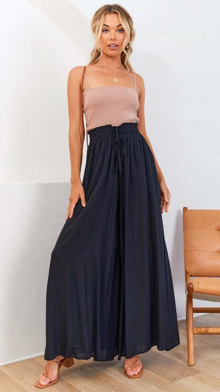 Détail taille haute du pantalon large femme en Tencel, style décontracté chic.