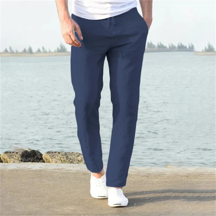Détail : Pantalon homme léger et respirant coupe droite, cordon de serrage visible, parfait confort d'été.