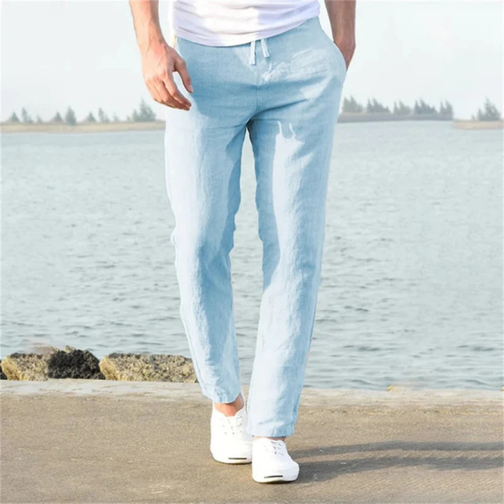 Homme portant un pantalon léger d'été à coupe droite, cordon de serrage, décontracté et confortable.
