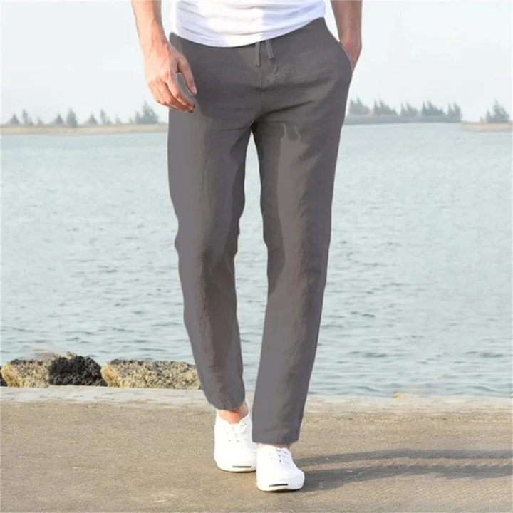 Pantalon homme léger estival, coupe droite moderne avec cordon, parfait pour un style décontracté ou casual chic.