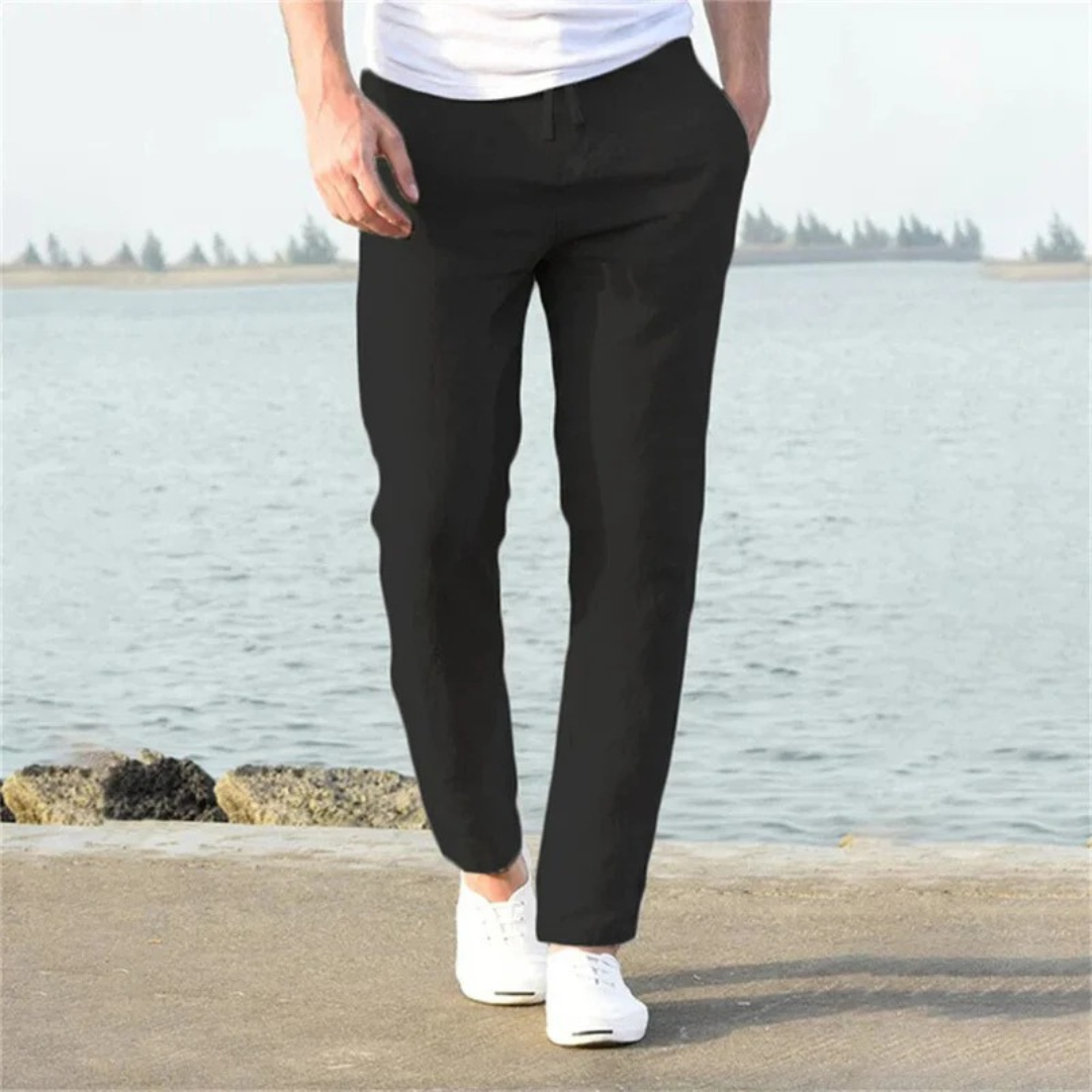 Pantalon homme casual chic coupe droite, léger, avec cordon et poches latérales, idéal pour un look estival.