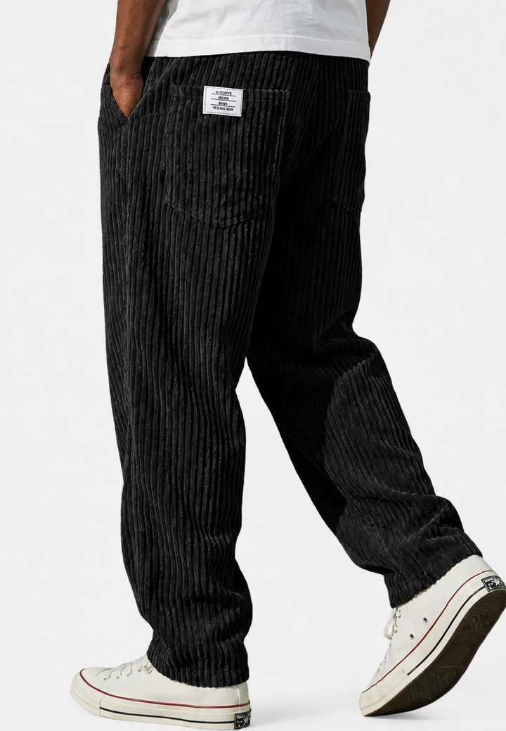 Pantalon ample homme, jambes droites, texture côtelée. Taille élastiquée, parfait pour un look décontracté tendance.