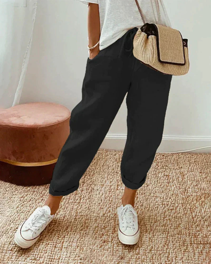 Pantalon femme raccourci polyvalent et confortable avec taille-cordon. Parfait pour tenues décontractées d'été.